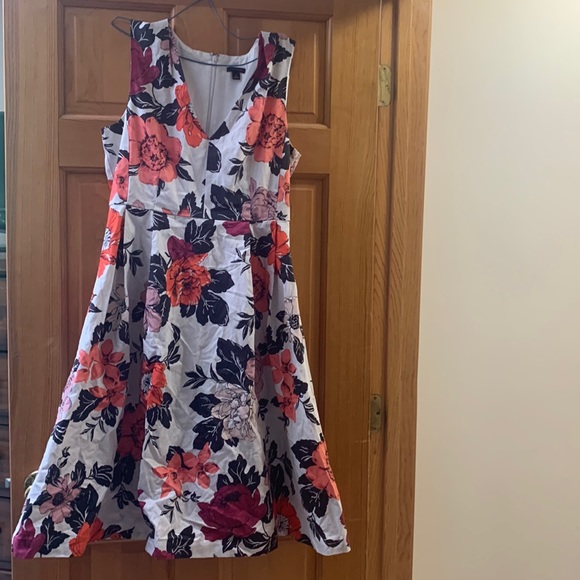 Ann Taylor Dresses & Skirts - Ann Taylor Dress - Size 8